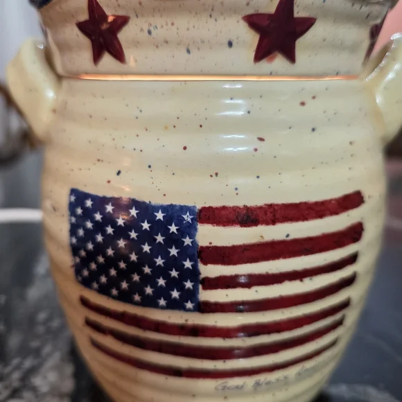 Scentsy Ceramic Warmer with American Flag Design - Picture 1 of 3